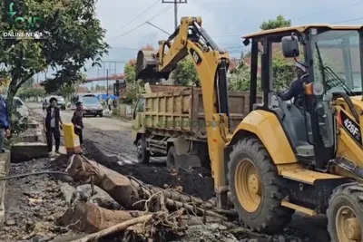 Gerak Cepat, Dinas PUPR Kerinci Terjunkan Alat Berat Bersihkan Sisa Banjir Gunung Tujuh