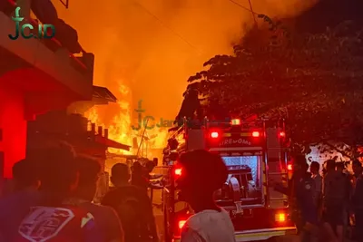 Geragai Diamuk Si Jago Merah: 15 Bangunan di Pasar Blok D Hangus
