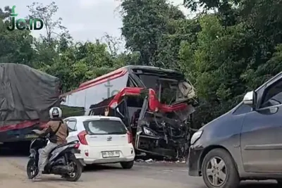 Jalintim Muaro Jambi Lumpuh! Bus Ohana dan Truk Box Terlibat Adu Banteng