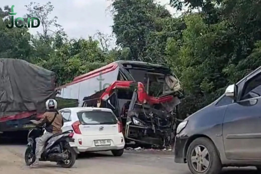 Jalintim Muaro Jambi Lumpuh! Bus Ohana dan Truk Box Terlibat Adu Banteng