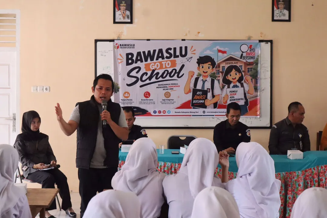 Ciptakan Pemilih Cerdas, Bawaslu Ajak Siswa SMAN 10 Batang Hari Jadi Tameng Hoaks dan Politik Uang