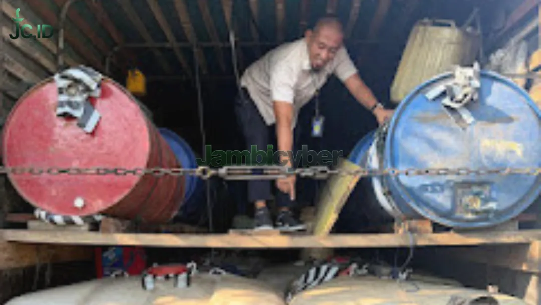 Polres Tebo Cegat 2 Truk Pengangkut 23 Ton BBM Ilegal Asal Sumsel, 4 Orang Ditangkap!